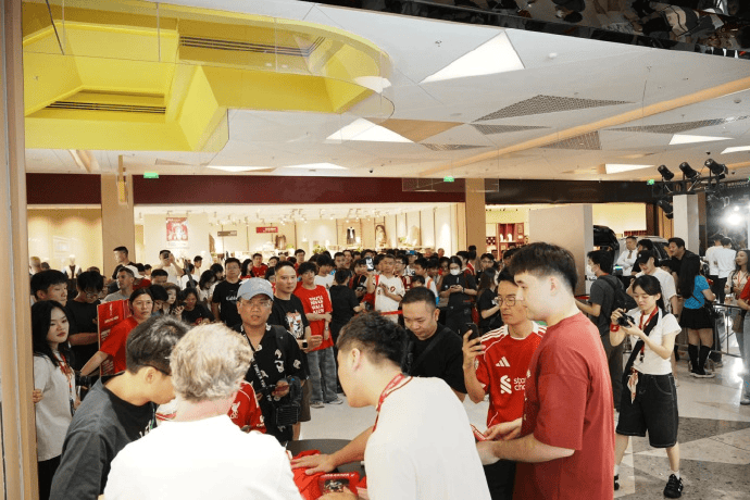 麦克马纳曼, 方球迷会, 家门店 麦克马纳曼, 方球迷会, 家门店